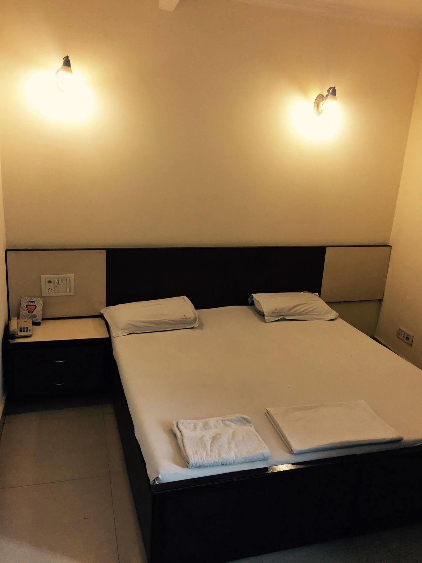 Vivek Hotel New Delhi Bagian luar foto
