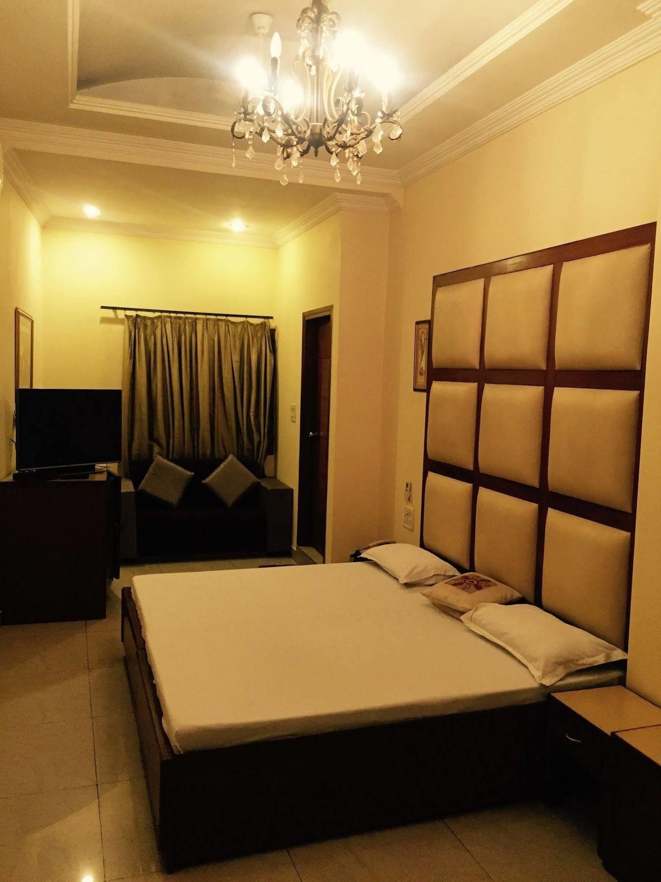 Vivek Hotel New Delhi Bagian luar foto