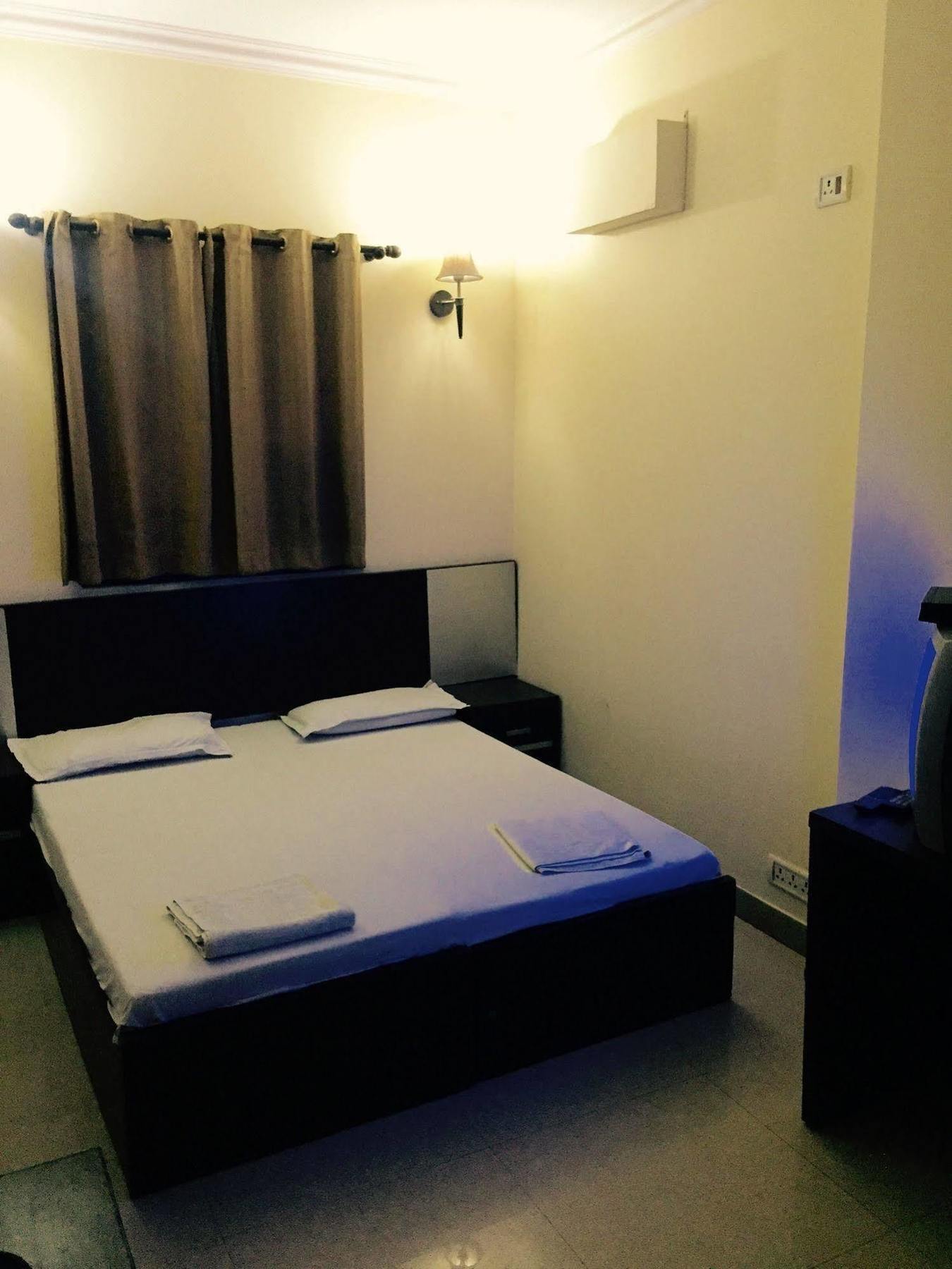 Vivek Hotel New Delhi Bagian luar foto