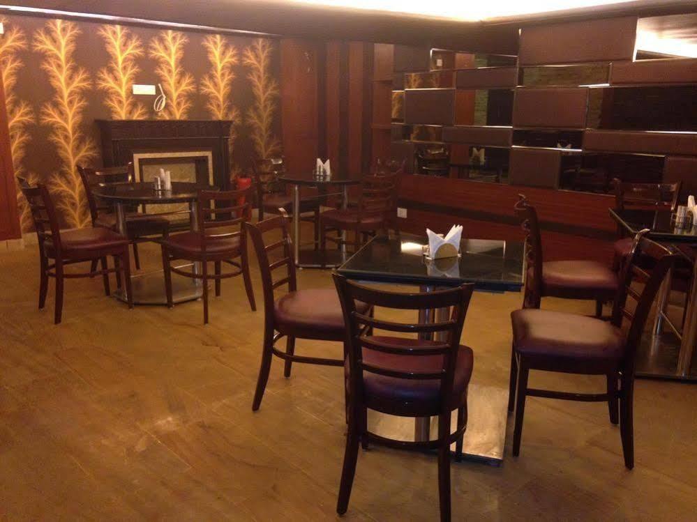 Vivek Hotel New Delhi Bagian luar foto
